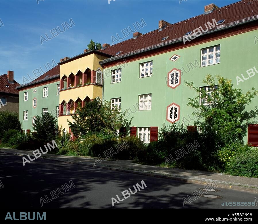 Berlin-Neukölln, Hufeisensiedlung Britz (Cité du fer à cheval, constr. 1925-27 de Bruno Taut, Engelmann, Fangmeyer; agrandissement 1930-31 par Bruno Taut et Bruno Schneidereit, dans les années 1950 par Eduard Ludwig et Werner Weber). Vue extérieure : Fritz-Reuter-Allee 59.