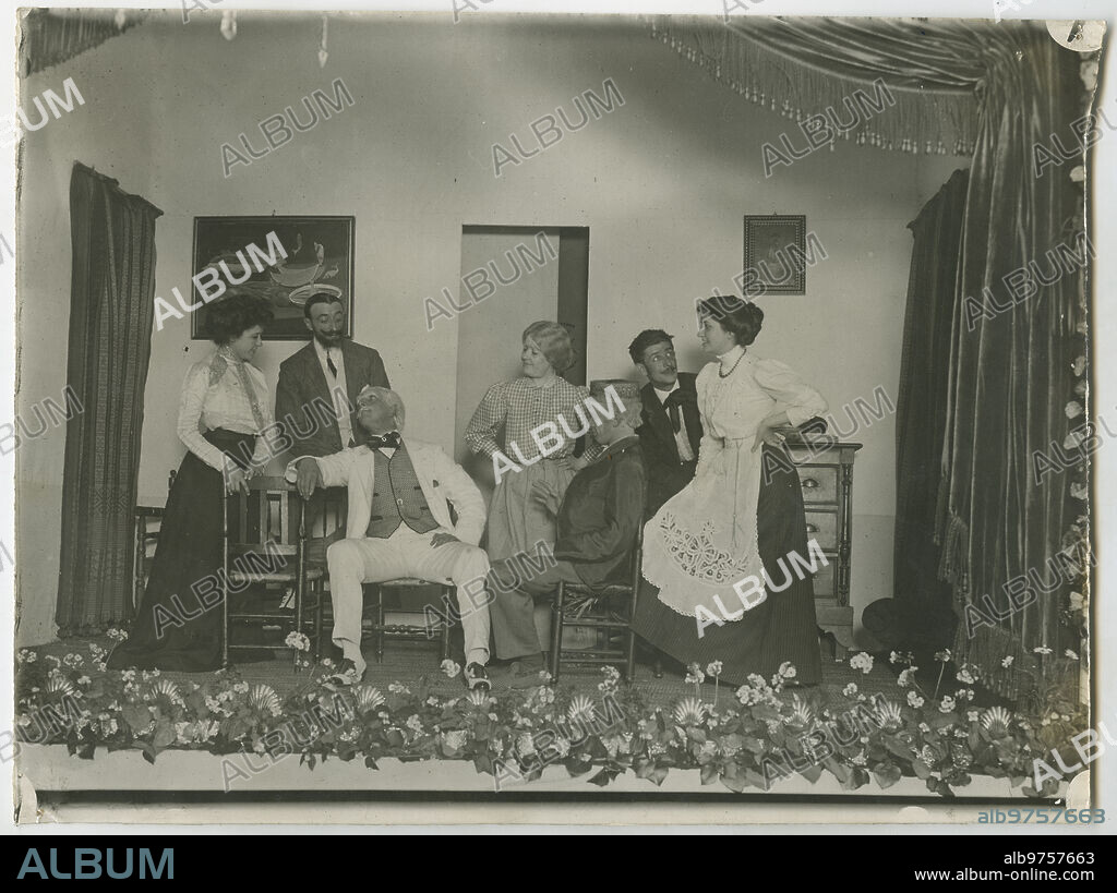 Madrid, 10/05/1909. Representación de una escena de «El Padrón Municipal» en el hotel de los condes de Casa-Valencia. En la imagen, la Srta. María Teresa Alcalá Galiano, Josefa Gutierrez Maturana, Ana María Aguila y Mercedes Arcos; Sres. Álvaro Alcalá Galiano, Manuel Mendivil, Fernando López Monis, Juan Cárdenas y Joaquín Osma.