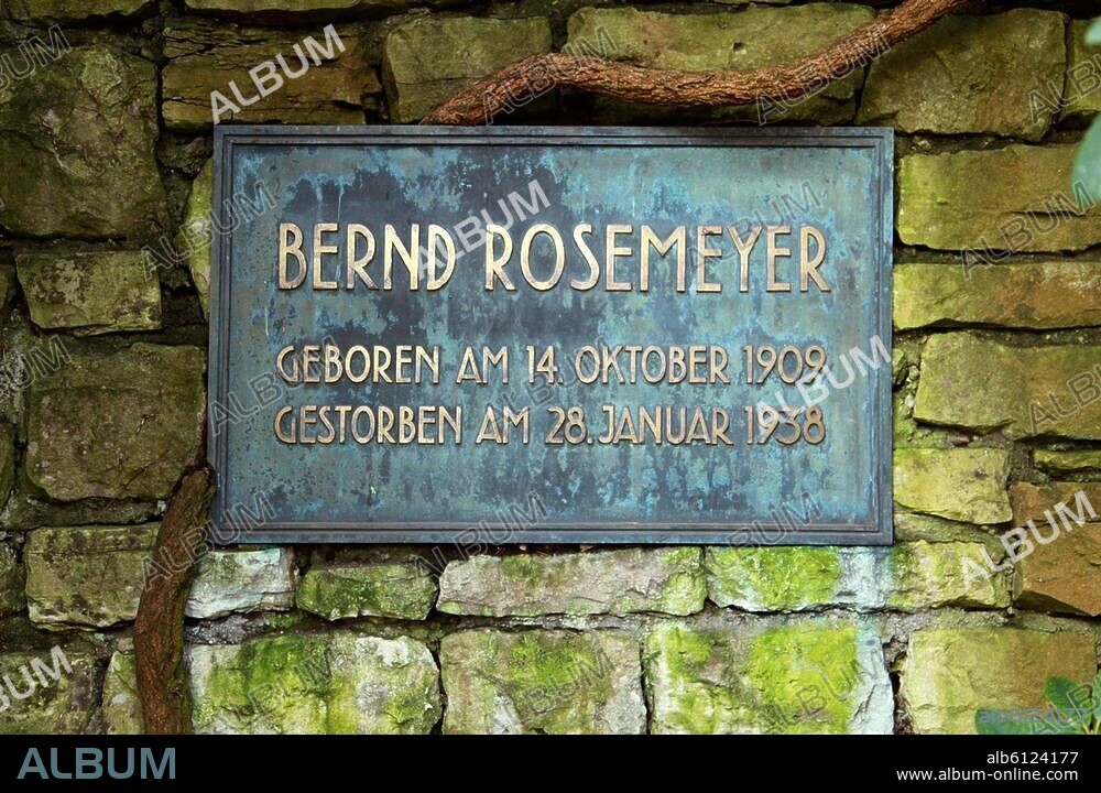 Rosemeyer, Bernd; Autorennfahrer; Lingen. 14.10.1909 - (verunglückt bei einem Rekordversuch auf der Frankfurter Autobahn) 28.1.1938. Grab von Bernd Rosemeyer auf dem Waldfriedhof Dahlem in Berlin-Zehlendorf: Grabinschrift. Foto, Dezember 2008.