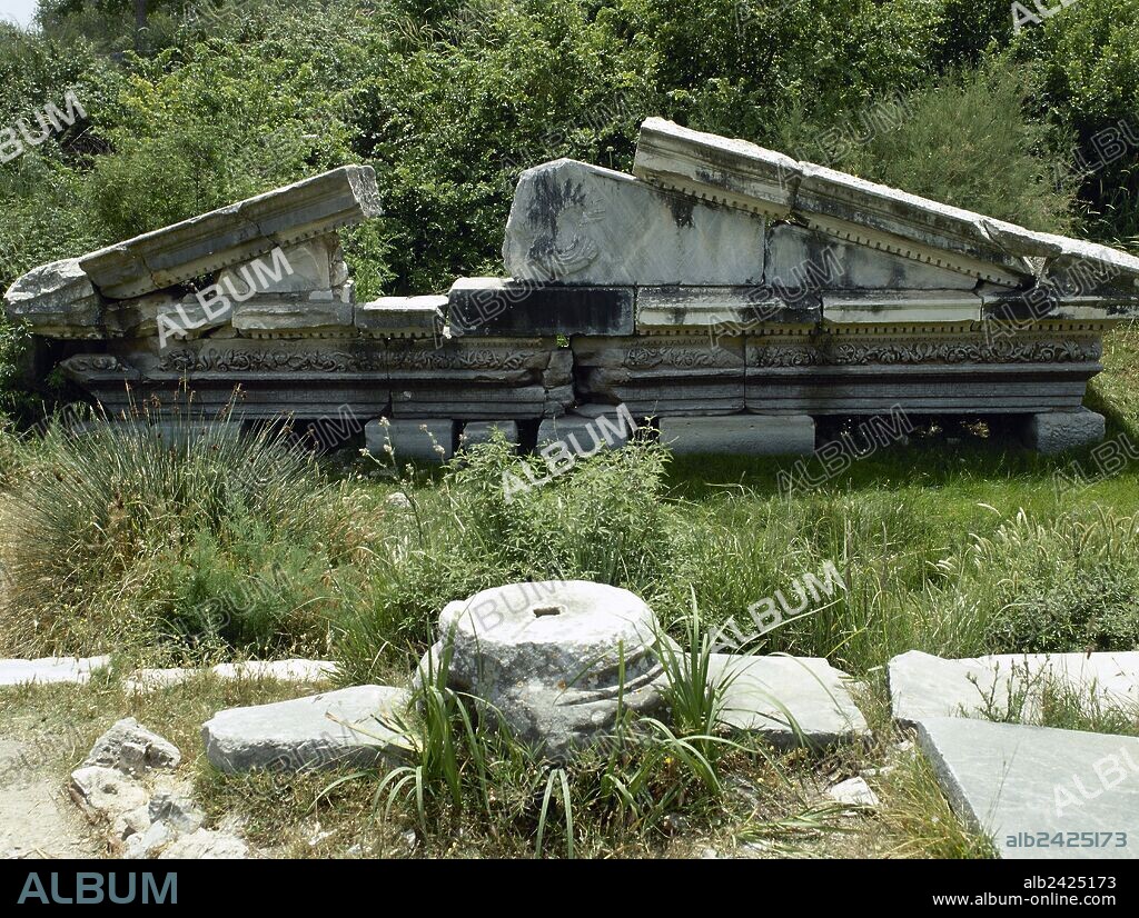 TURQUIA. MILETO. Ruinas del Templo de Serapis. S. III A. C. Frontón.