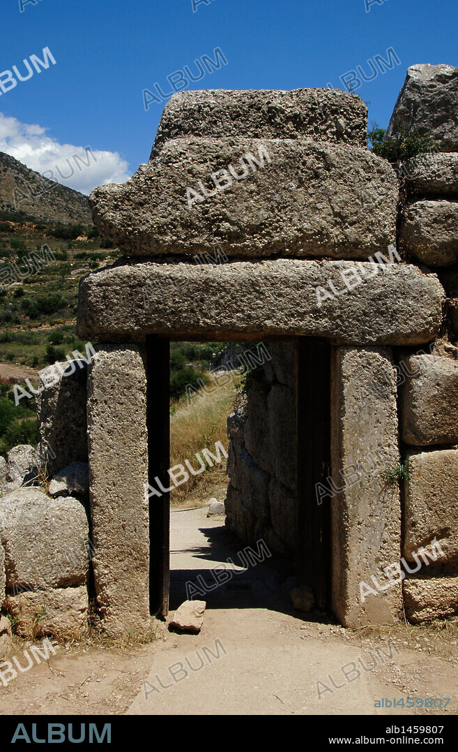 ARTE MICENICO. GRECIA. Vista de la PUERTA NORTE construida hacia el año 1250 a. C. a base de cuatro bloques monolíticos de conglomerado. MICENAS. Provincia Argólide. Región Peloponeso.