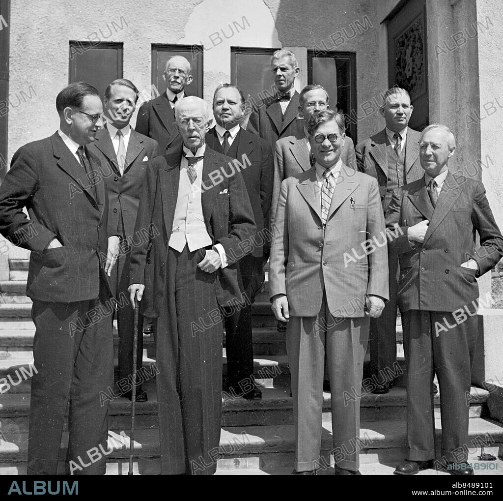 Juli 1947 Göteborg Särö. Kung Gustaf V har konselj med regeringen i Särö. Fr.v. statsminister Tage Erlander , längst till höger finansminister Ernst Wigfors och ovanför honom försvarsminister Per Edvin Sköld. *** Local Caption *** GP Royal - early days. KAMERAREPORTAGE.