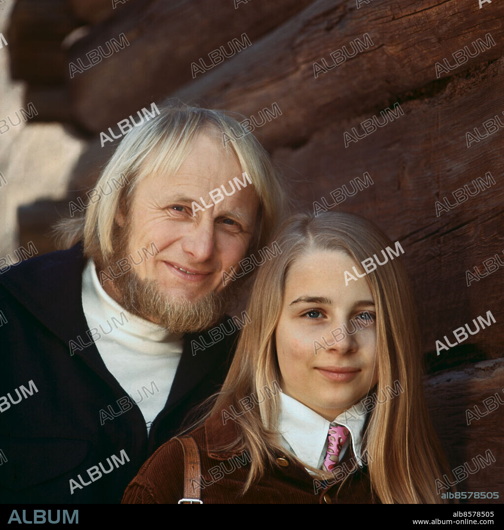 1972-03.. HERMAN OCH IRA GRÖNLUND Bild tagen för reportage i RiR 15/72 och 17/72 inför äventyrsserien NYBYGGARLAND. Mikael Edman - Herman Grönlund Dottern Malin - Ira Grönlund Sänt första gången 1972-04-07. Skägg Timmervägg CD557 persons: HERMAN GRÖNLUND;IRA GRÖNLUND sites: SVERIGE.