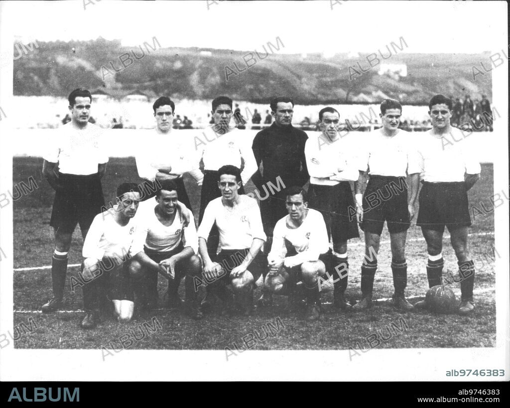 El Racing de Santander en la temporada 1932-1933. En la fila de Arriba: Arteche, Ilardia, Ruiz, Pedrosa, Ibarra, Pombo y García. En la fila de Abajo: Cisco, Telete, Hernández y Ceballos.