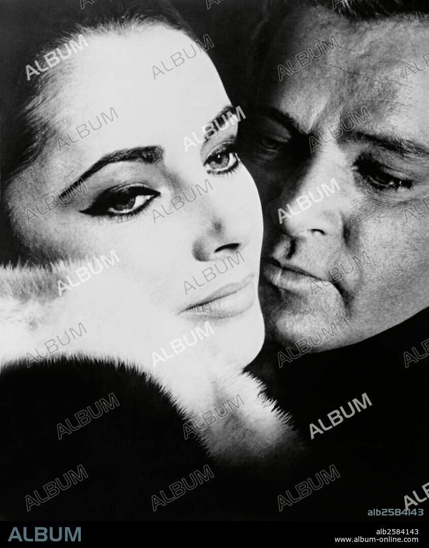 ELIZABETH TAYLOR y RICHARD BURTON en HOTEL INTERNACIONAL, 1963 (THE V. I. P. 'S), dirigida por ANTHONY ASQUITH. Copyright M.G.M.