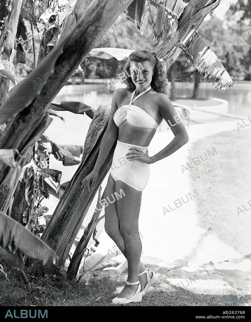 RITA HAYWORTH. 1945