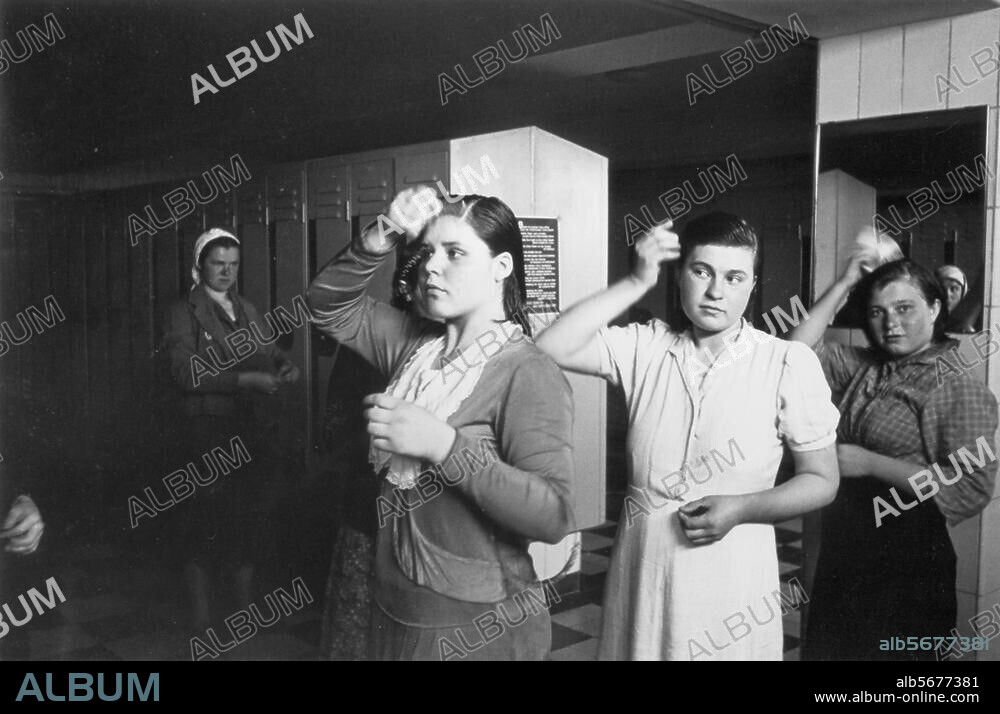 Geschichte / 2. Weltkrieg / Fremdarbeiter. Fremdarbeiterinnen "Ost" in ihrer Unterkunft. Aus einer Serie "Ostarbeiterlager in Wernigerode". Foto, um 1943 (Ursula Litzmann).