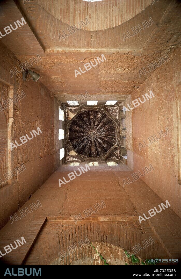 VISTA DE LA CUPULA GALLONADA EN LADRILLO DE LA TORRE DE LA RAUDA - SIGLO XIV - ARQUITECTURA NAZARI.