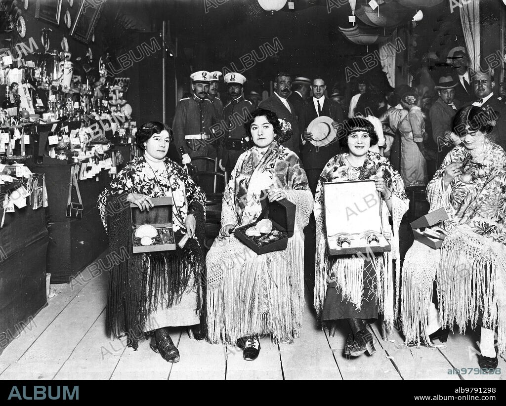Septiembre 1913. En la Kermesse del centro Gallego. Grupo de Señoritas que Obtuvieron premio en el concurso de Mantones de Manila.