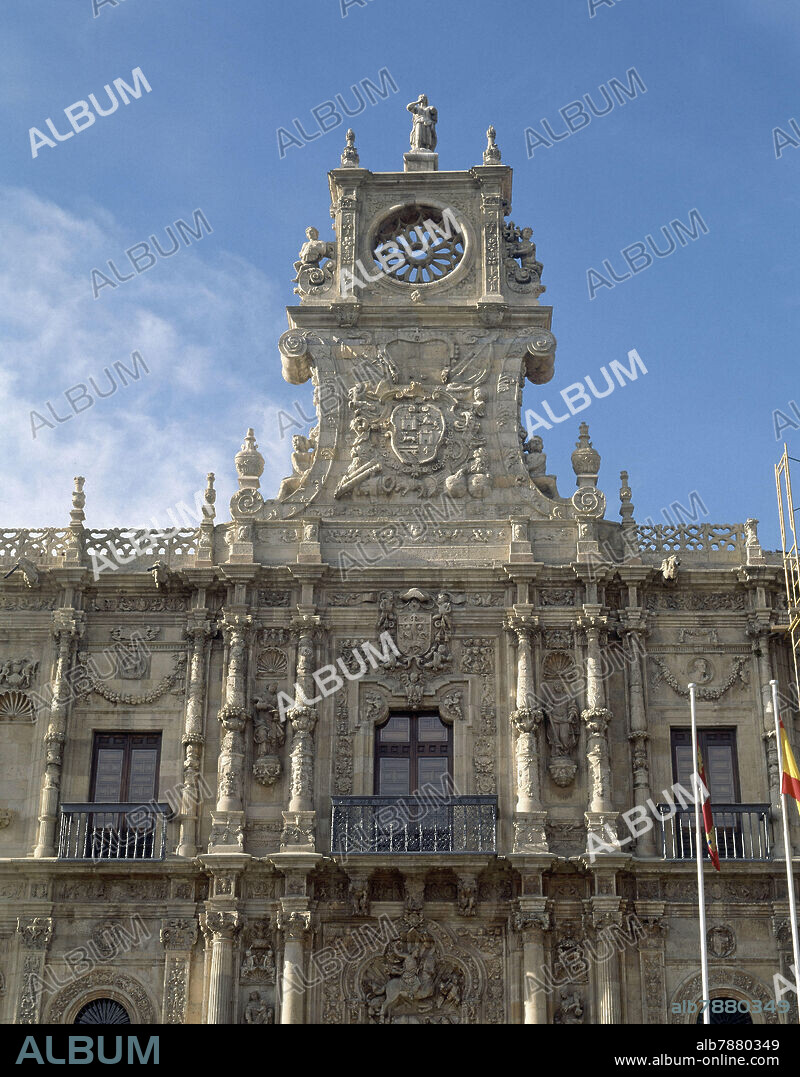 PEDRO LARREA-ARQUITECTO DEL SIGLO XVI. EXTERIOR-HOSTAL DET SUPERIOR FACHADA REMATADA CON ESCULTURA DE LA FAMA.