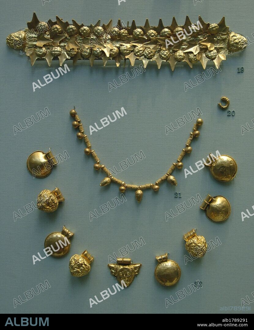 ARTE ETRUSCO. SIGLOS V-IV a.. C. Diferentes tipos de JOYAS ETRUSCAS de oro: GUIRNALDA con hojas de hiedra rematada a cada extrema por una cabeza de sátiro, PENDIENTE, COLLAR y nueve COLGANTES DE COLLAR, cuatro grabados y cinco lisos. Fechadas entre 400-350 a. C. Halladas en una tumba cerca de Tarquinia. Museo Británico. Londres. Inglaterra. Reino Unido.