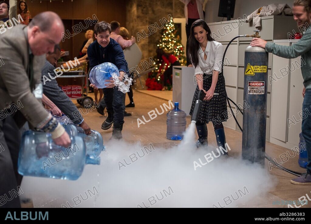 JASON BATEMAN and OLIVIA MUNN in OFFICE CHRISTMAS PARTY, 2016, directed by JOSH GORDON and WILL SPECK. Copyright BLUEGRASS FILMS/DREAMWORKS PICTURES/ DREAMWORKS SKG.