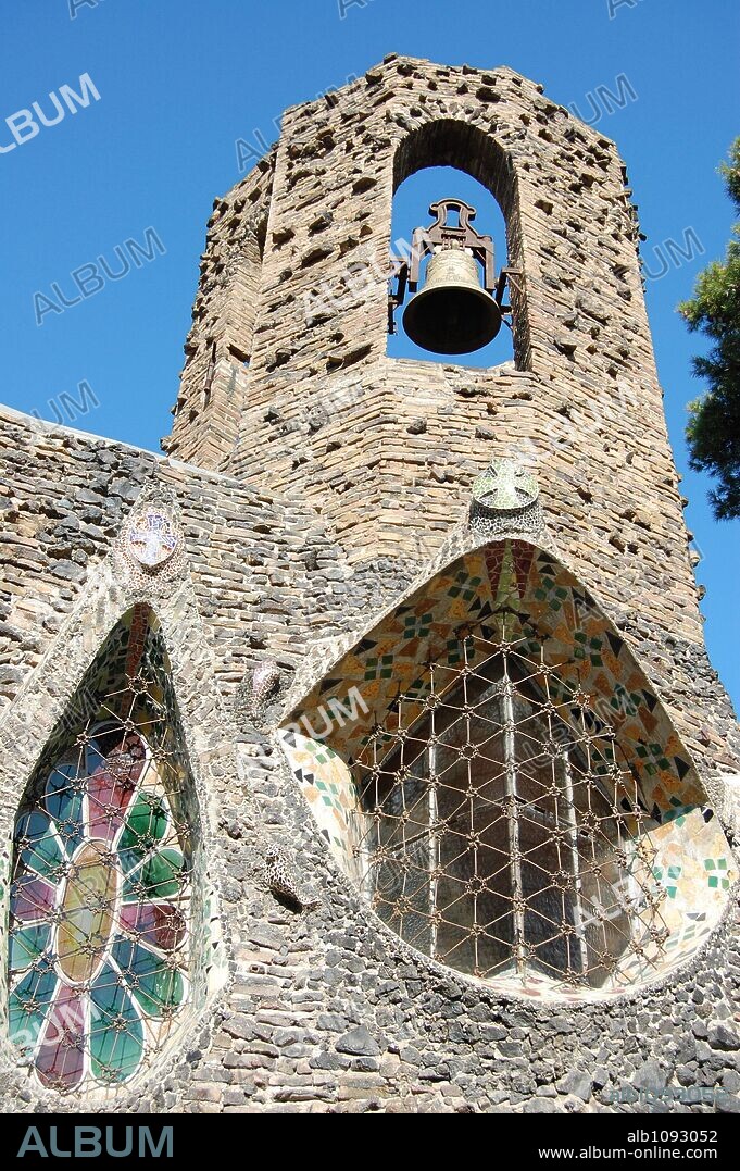 Santa Coloma de Cervelló. Campanario de la iglesia de la Colonia Güell, del arquitecto Antonio Gaudi.
