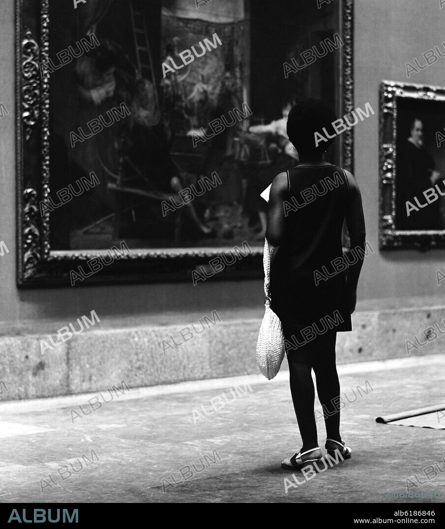 DIEGO VELAZQUEZ (1599-1660). MUJER CONTEMPLANDO EL CUADRO DE LAS HILANDERAS O LA FABULA DE ARACNE - FOTOGRAFIA EN BLANCO Y NEGRO - AÑOS 60.