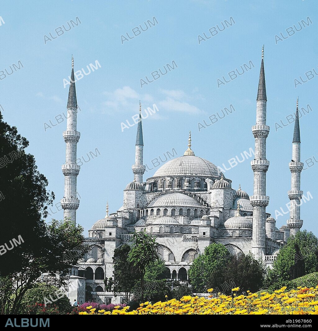 Mosque of Sultan Ahmet I known as the Blue Mosque, built from 1609 to 1616 by architect Mehmet Aga, historic areas of Istanbul (UNESCO World Heritage Site, 1985). Turkey.