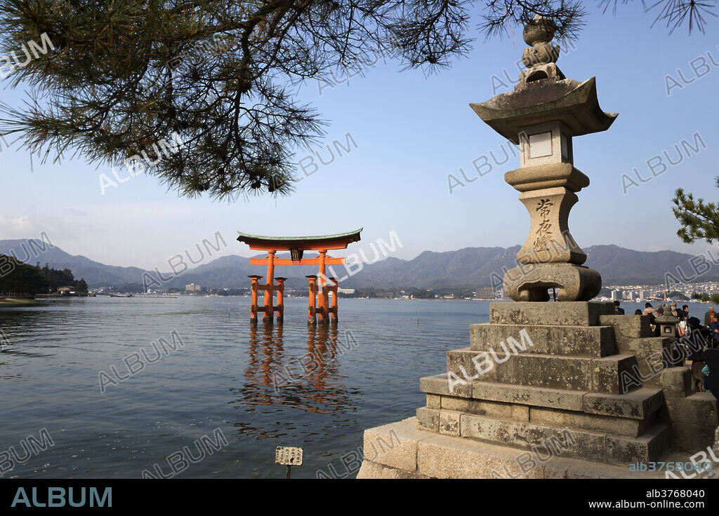 The floating Miyajima torii gate of Itsukushima Shrine, UNESCO World Heritage Site, Miyajima Island, Western Honshu, Japan, Asia.