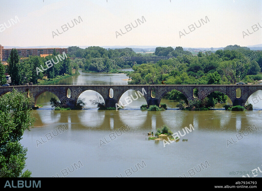 PUENTE DE PIEDRA DE ZAMORA DENOMINADO TAMBIEN PUENTE NUEVO SOBRE EL RIO DUERO - SIGLO XIII - FOTO AÑOS 90.