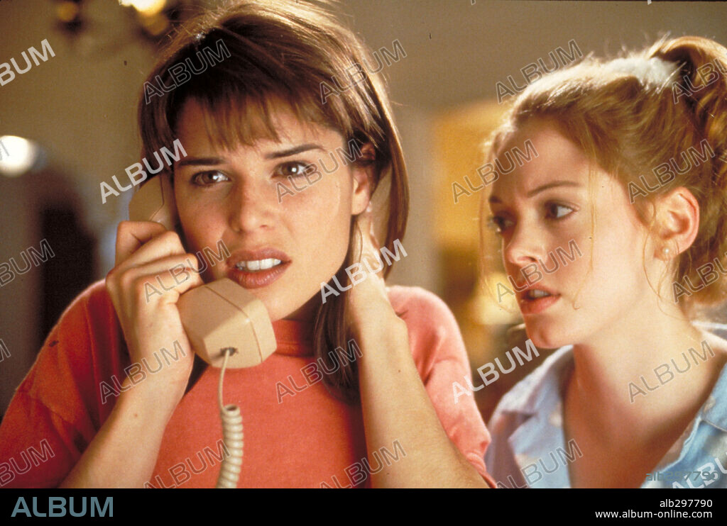 NEVE CAMPBELL und ROSE McGOWAN in SCREAM - SCHREI!, 1996 (SCREAM), unter der Regie von WES CRAVEN. Copyright DIMENSION FILMS.