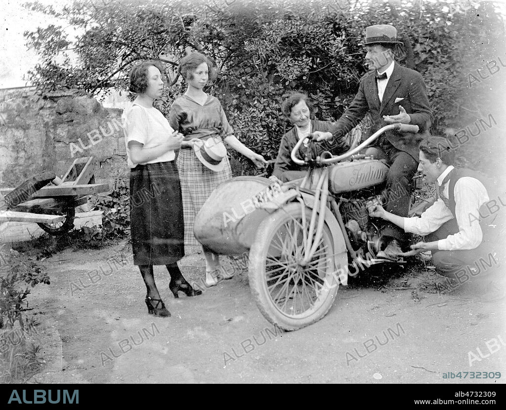 Famille autour d'une moto et de son side-car, photo d'amateur - vers 1920 - moto Indian modèle 1916, avec sidecar. Annees 20. Annees 1915 - 1920. Credit JEAN VIGNE/KHARBINE TAPABOR.