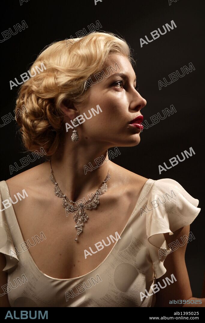 JESSICA BIEL en UNA FAMILIA CON CLASE, 2008 (EASY VIRTUE), dirigida por STEPHAN ELLIOTT. Copyright EARLING STUDIOS.