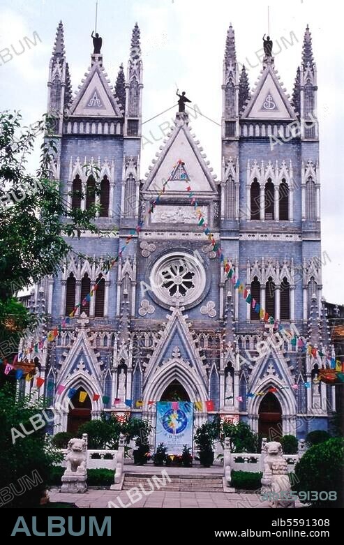 Peking (China), Nördliche Kathedrale - Bei Tang. (erbaut 1889). Außenansicht: Hauptfassade mit Fahnenschmuck. Foto, 2000.