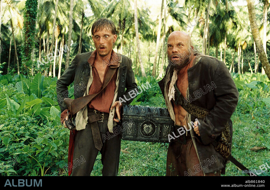 LEE ARENBERG and MACKENZIE CROOK in PIRATES OF THE CARIBBEAN: DEAD MAN'S CHEST, 2006, directed by GORE VERBINSKI. Copyright DISNEY ENTERPRISES / MOUNTAIN, PETER.