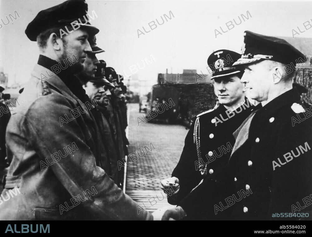Dönitz, Karl Großadmiral; 1891-1980. Der Befehlshaber der U-Boote, Konteradmiral Dönitz, verleiht der U-Boot-Mannschaft des Korvettenkapitäns Hartmann Eiserne Kreuze. Foto, 4. März 1940 (Schieck).