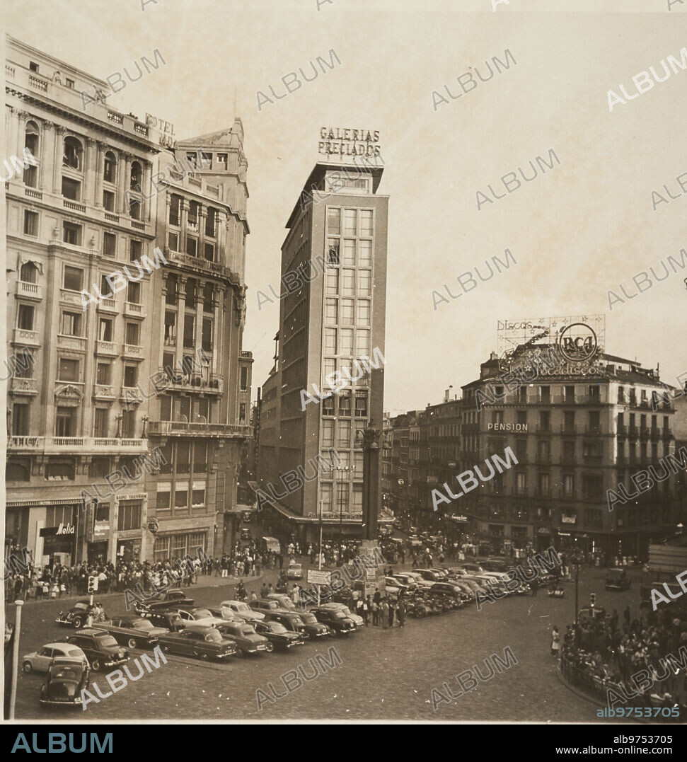 Madrid, June 1960. Plaza del Callao with the Galerías Preciados building.