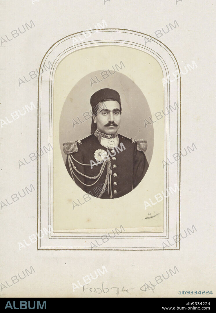 Portrait of Mustapha Ben Ismaïl, Tunisian general and minister, Part of Photo Album with 123 cartes-de-visite of members of European royal houses, politicians and well-known persons., anonymous, c. 1875 - in or before 1887, cardboard, paper, albumen print, height 88 mm × width 54 mmheight 100 mm × width 59 mm.