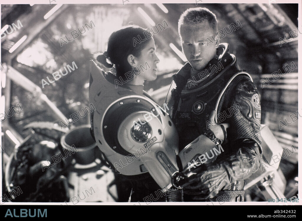 CARRIE-ANNE MOSS y VAL KILMER en PLANETA ROJO, 2000 (RED PLANET), dirigida por ANTHONY HOFFMAN. Copyright WARNER BROS. PICTURES.