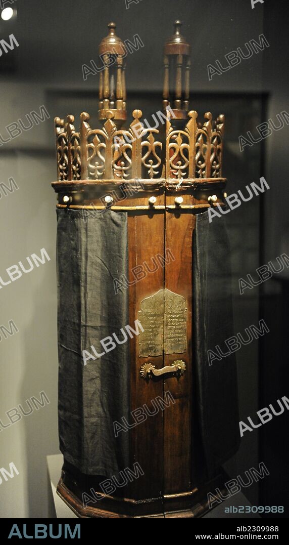 RELIGION JUDIA. Rollo de Torah envuelo en caja madera tallada y algodón. Libia, 1889. Museo de Israel. Jerusalén.