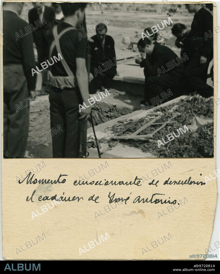 Alicante 11/19/1939. Exhumation of the body of José Antonio Primo de Rivera in the Alicante cemetery. In the image, the moment in which the body was discovered, with his brother Miguel Primo de Rivera, Pilar Millán Astray and her son Javier.
