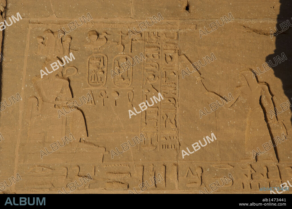 ARTE EGIPCIO. EGIPTO. TEMPLO MAYOR DE RAMSES II. XIX Dinastía. Imperio Nuevo. Relieves existentes de la fachada exterior del templo, con la representación de Ramses II y los cartuchos o título reales esculpidos en la roca.. ABU SIMBEL. Norte de Africa.