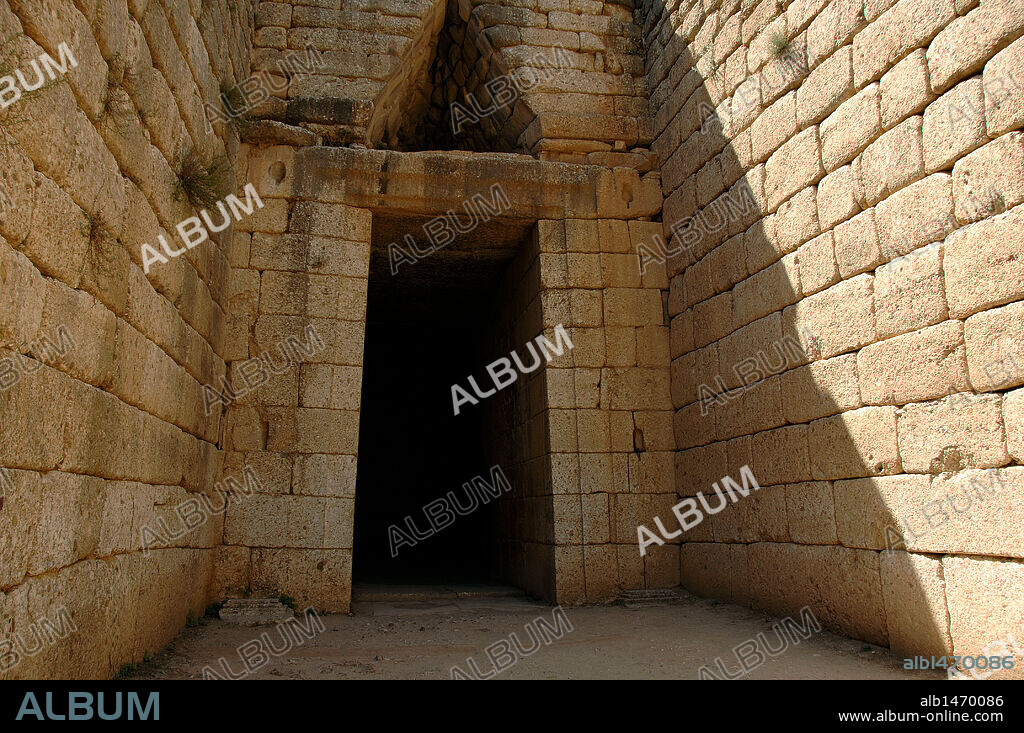 ARTE MICENICO. GRECIA. TUMBA o TESORO DE ATREO o DE AGAMENON. Obra maestra de la arquitectura micénica (finales s. XIV a. C.). Vista de la PUERTA coronada por dos arquitrabes y por un triángulo de descarga. MICENAS. Provincia Argólide. Región Peloponeso.