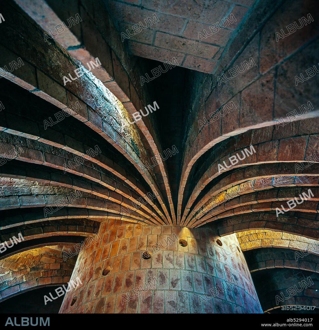ANTONI GAUDÍ. Casa Milà (La Pedrera), obra de Antoni Gaudí en Barcelona. Detalle de los arcos parabólicos del desván.
