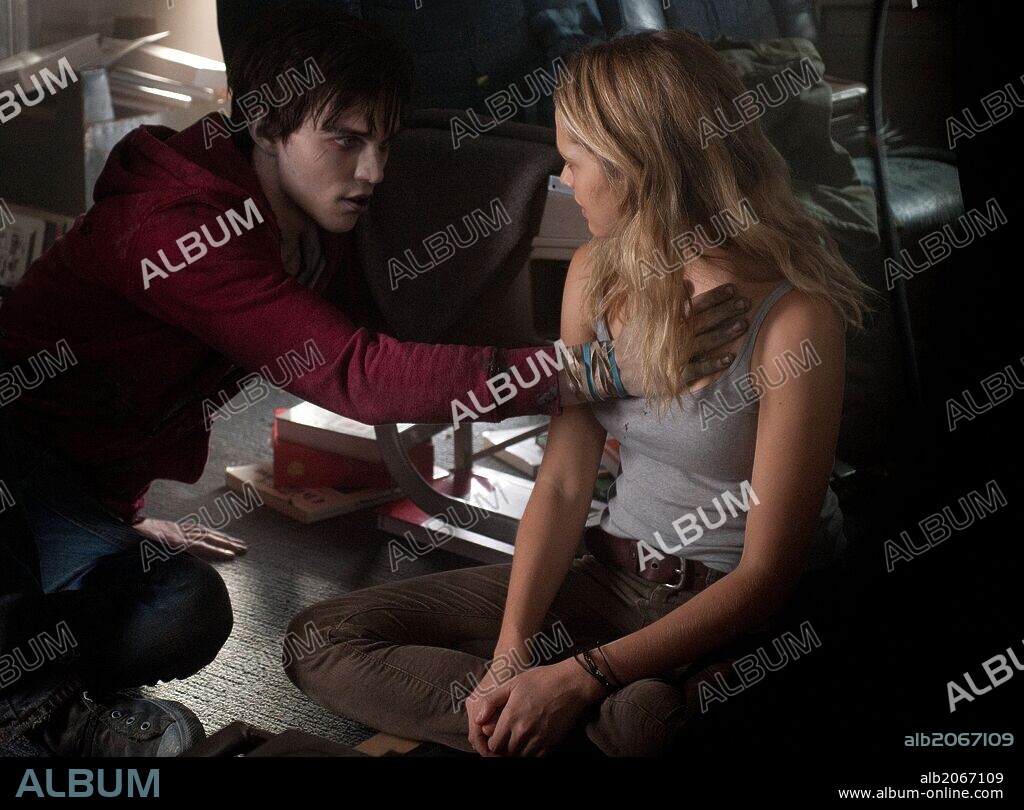 NICHOLAS HOULT y TERESA PALMER en MEMORIAS DE UN ZOMBIE ADOLESCENTE, 2013 (WARM BODIES), dirigida por JONATHAN LEVINE. Copyright SUMMIT ENTERTAINMENT.
