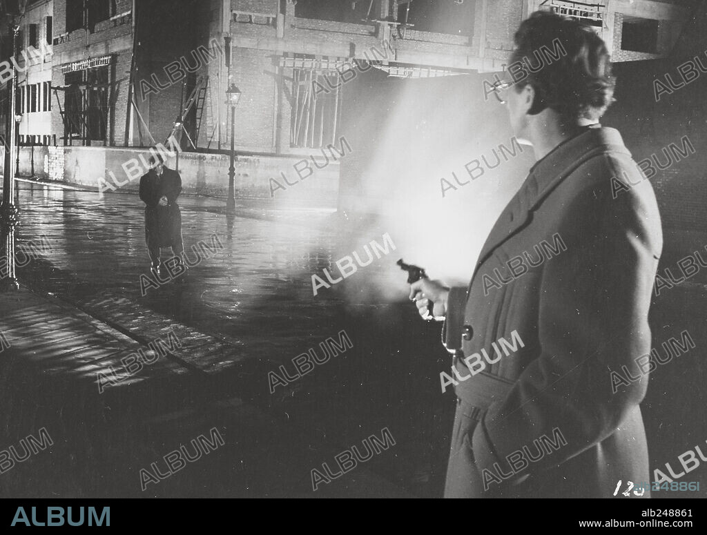 MURIO HACE QUINCE AÑOS, 1954, dirigida por RAFAEL GIL. Copyright SUEVIA FILMS.