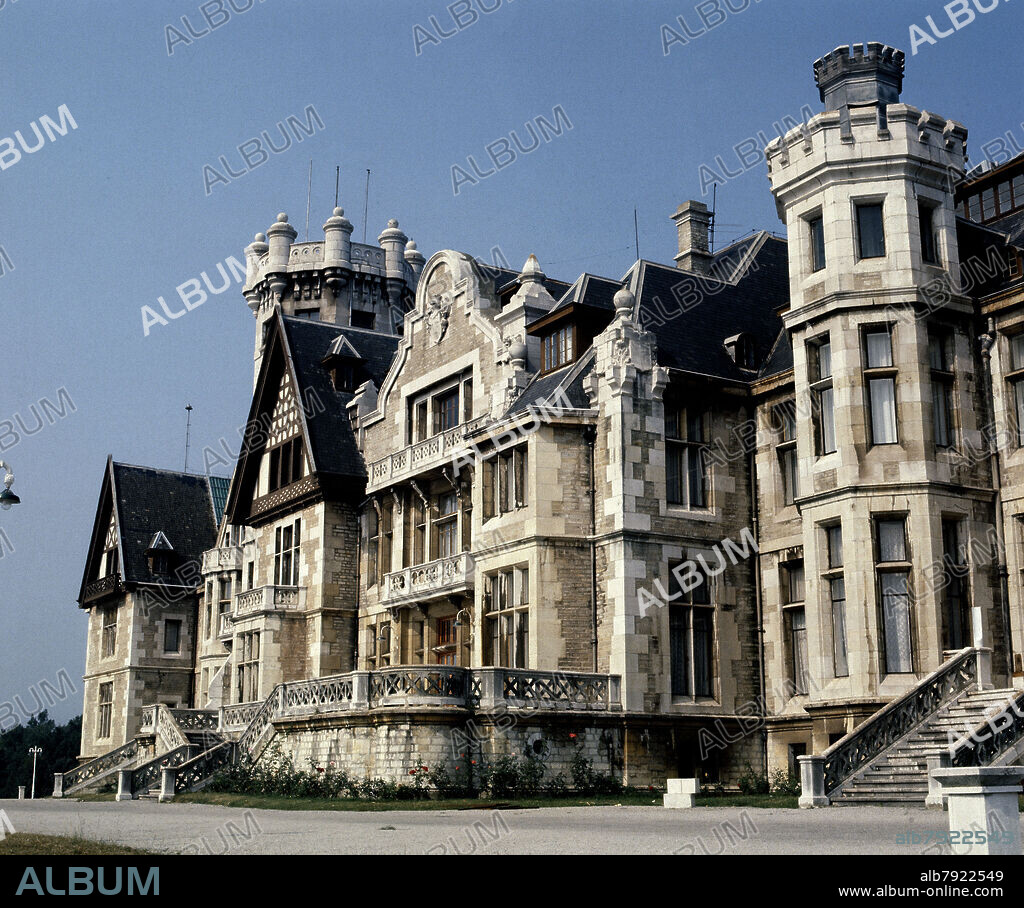 JAVIER GONZALEZ DE RIANCHO / GONZALO BRINGAS VEGA. PALACIO REAL REALIZADO ENTRE 1908 Y 1911 - SEDE DE LA UNIVERSIDAD INTERNACIONAL MENENDEZ PELAYO - FOTO AÑOS 70.