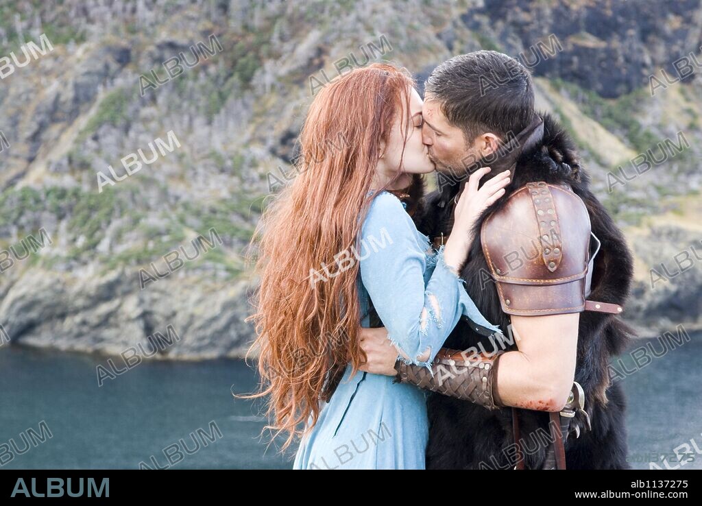 JIM CAVIEZEL und SOPHIA MYLES in OUTLANDER, 2008, unter der Regie von HOWARD MCCAIN. Copyright WEINSTEIN COMPANY, THE/ASCENDANT PICTURES/OUTLANDER PROD.