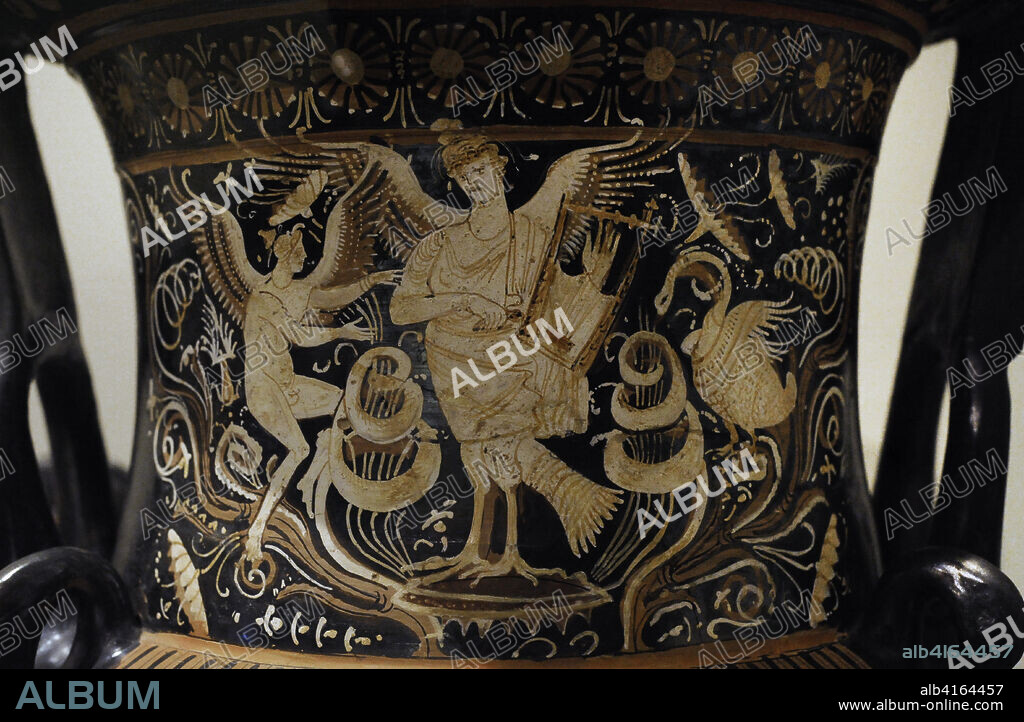 Crátera griega dedicada a un guerrero muerto. Realizada por el Pintor de Baltimore, 340-320 a.C. Detalle del cuello. Escena con representación de una sirena sobre un gran cáliz floral, tocando la cítara junto a Eros en un jardín paradisíaco. Procedente de Apulia (Italia). Museo Arqueológico Nacional. Madrid. España.