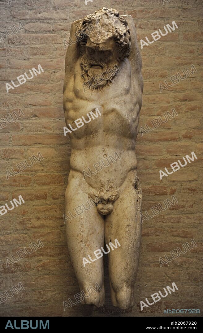 ARTE GRIEGO. MARSIAS. Sátiro que desafió a Apolo en un concurso musical. Las musas dieron la victoria a Apolo y el sátiro fue desollado vivo. Escultura roman, copia de un original del 200 a. C. Marsias colgado de un árbol para ser desollado. Glyptothek. Munich. Alemania. Europa.