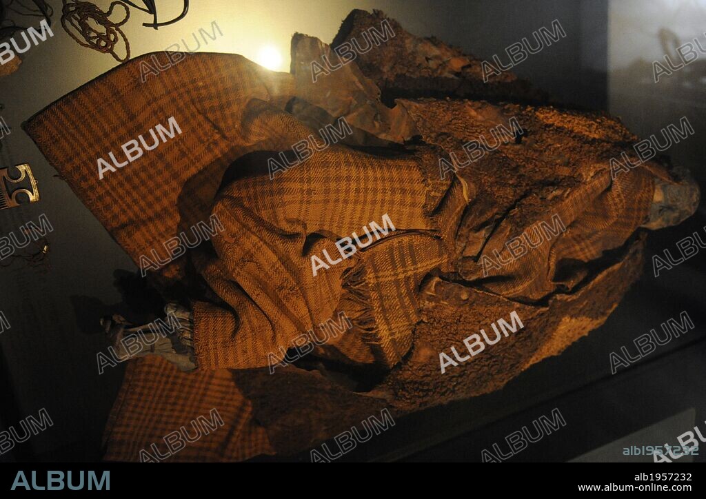 ARTE PREHISTORIA. EDAD DE LOS METALES. Cuerpo de mujer encontrado en el pantano de Huldremose (Dinamarca). Hacia el 100 dC. Se han conservado la falda, bufana y dos cabos de lana. Principios de la Edad del Hierro. Museo Nacional. Copenhague. Dinamarca. Norte Europa.