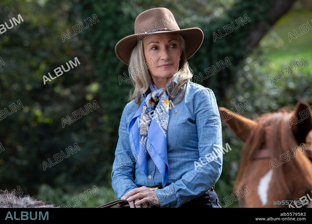 JANE SEYMOUR dans THE KOMINSKY METHOD, 2018, réalisé par CHUCK LORRE. Copyright CHUCK LORRE PROD/WARNER BROS. TV.