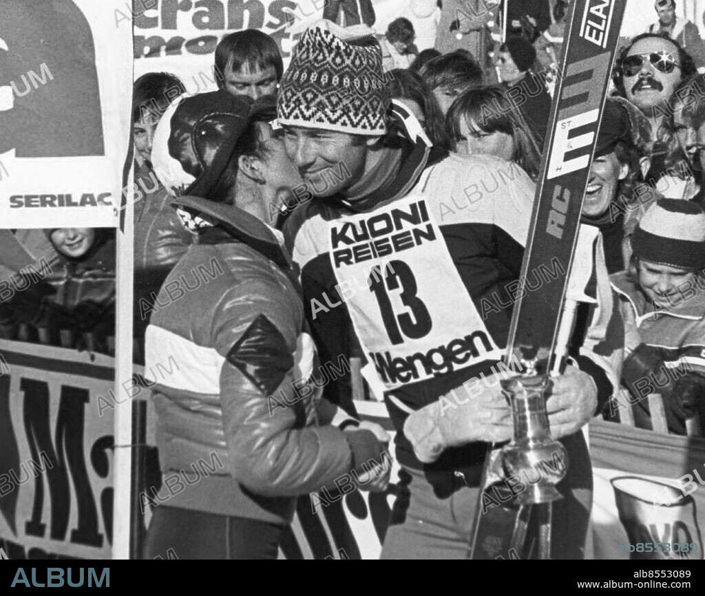 Crans-Montana 1979-01-15. Ingemar Stenmark får en liten tröstpuss av en värdinna.. Foto: Bernt Claesson / Expressen / TT / Kod: 8. ** AFTONBLADET OUT **.