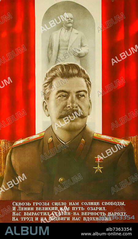 "Durch Gewitter schien uns die Sonne der Freiheit, Und der große Lenin erleuchtete uns den Weg. Uns erzog Stalin - zur Treue zum Volk, Zu Arbeit und Heldentaten regte er uns an" (Text der zweiten Strophe der sowjetischen Staatshymne von 1943), sowjetisches Plakat, 1947, von Wiktor Borissowitsch Korezki (1909 - 1998).