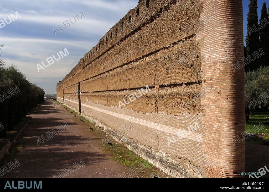 ARTE ROMANO. ITALIA. VILLA ADRIANA. Villa imperial construída en el siglo II por orden del emperador Adriano (76-138). Vista parcial del PECILE. Cercanías de Tivoli.