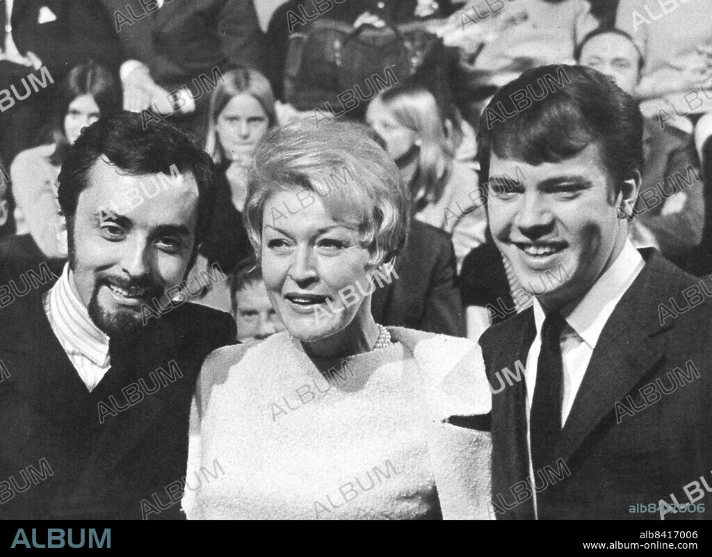 Stockholm 1967-02-25. Melodifestivalen 1967. Trion bakom Östen Warnerbrings vinnande bidrag "Som en dröm", fr v grammofonproducent Curt Peterson, samt låtskrivarna Patrice Hellberg och Marcus Österdahl.. Foto: Åke Malmström / DN / TT / Kod: 37. ** SvD OUT **.
