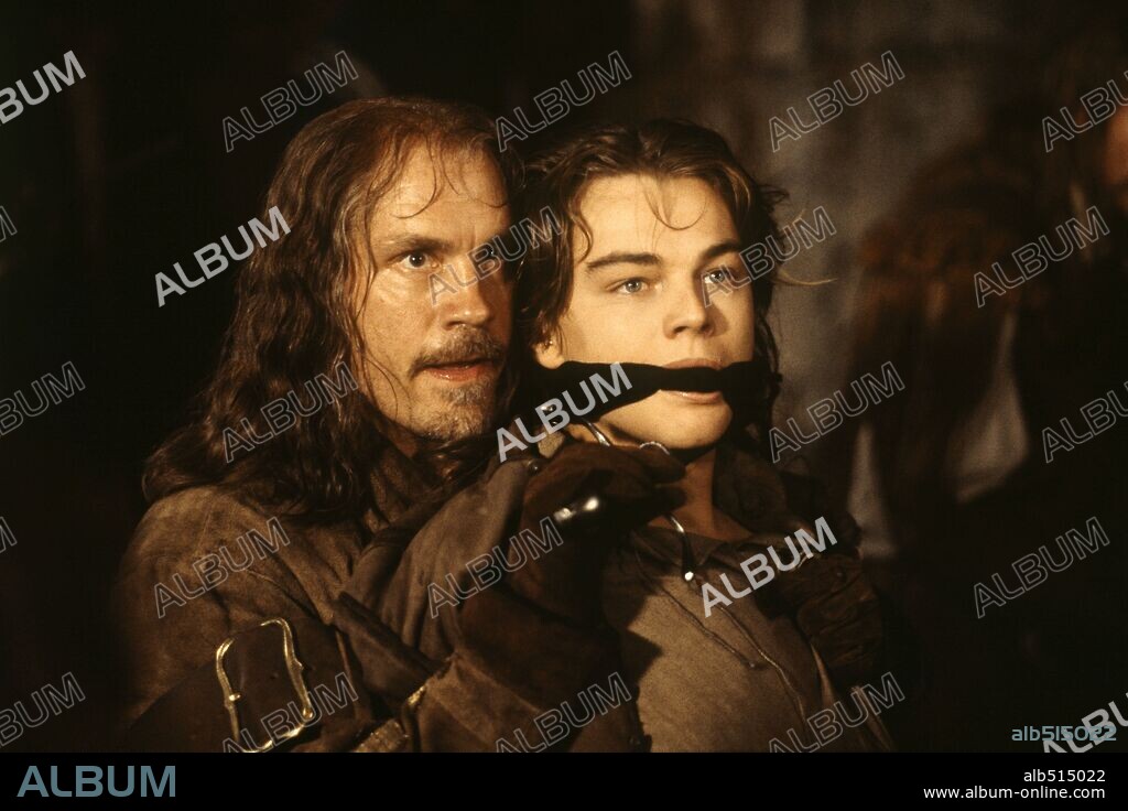 di caprio y JOHN MALKOVICH. JOHN MALKOVICH y Leonardo DiCaprio en EL HOMBRE DE LA MÁSCARA DE HIERRO, 1998 (THE MAN IN THE IRON MASK), dirigida por RANDALL WALLACE. Copyright UNITED ARTISTS / GEORGE, ETIENNE.