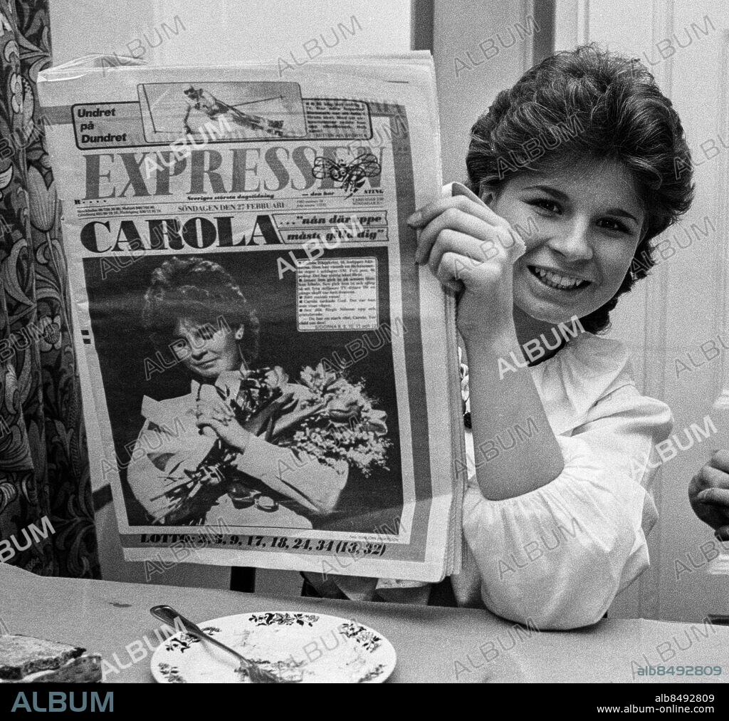 Malmö 1983-02-27. Carola Häggkvist vinner Melodifestivalen med låten "Främling" och får läsa om sig själv i tidningen Expressen dagen efter . Foto: Torbjörn Andersson / EXP / TT / Kod 4 . ** AFTONBLADET OUT **.