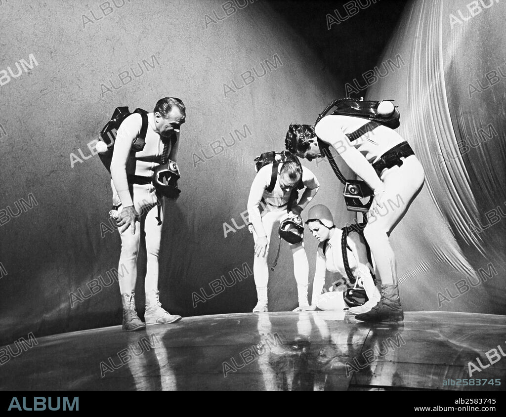 STEPHEN BOYD, John Arthur Kennedy, WILLIAM REDFIELD und RAQUEL WELCH. ARTHUR KENNEDY, RAQUEL WELCH, STEPHEN BOYD und WILLIAM REDFIELD in FANTASTIC VOYAGE, 1966, unter der Regie von RICHARD FLEISCHER. Copyright 20TH CENTURY FOX.